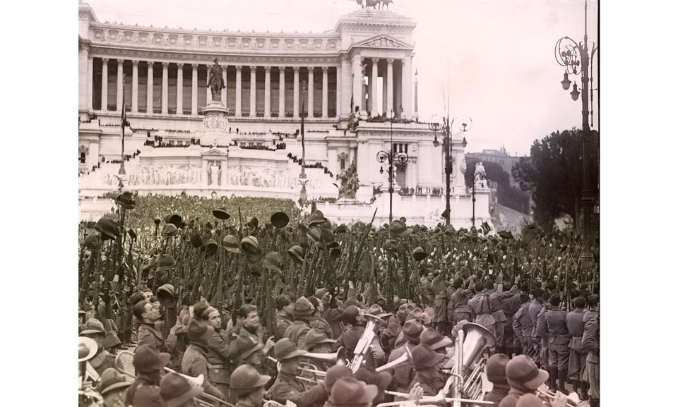 Речь Бенито Муссолини на площади Венеции, Рим, 1930 — отреставрированное колоризованное фото Речь Бенито Муссолини на площади Венеции, Рим, 1930 — отреставрированное колоризованное фото