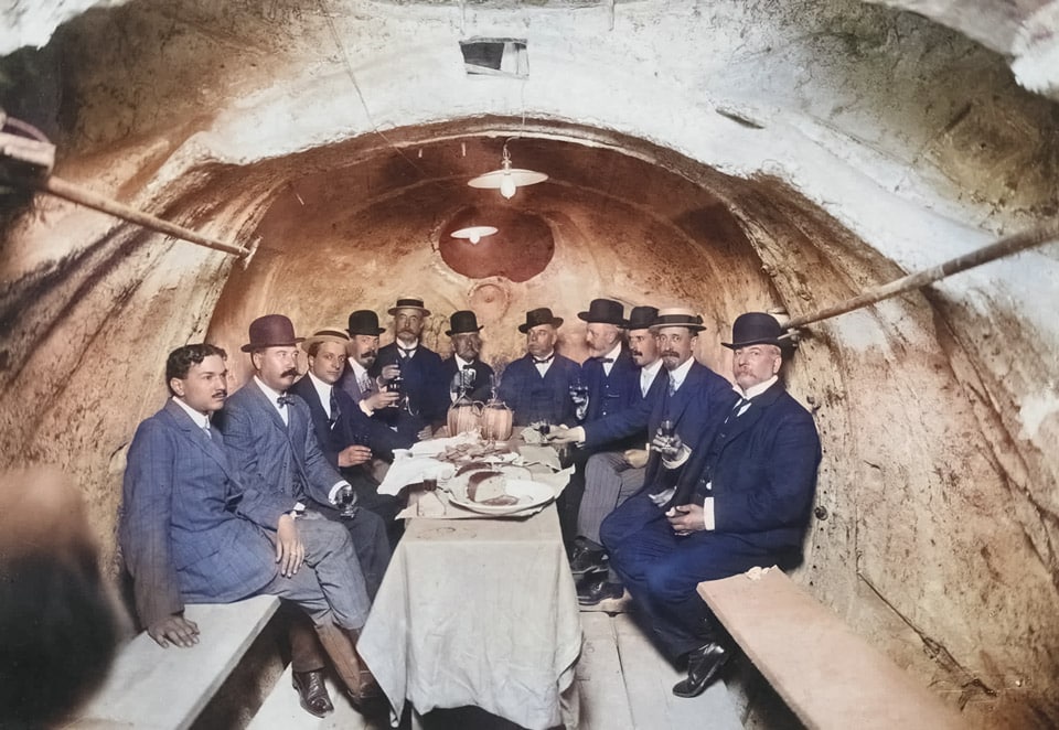 Ужин внутри статуи коня, Алтарь Отечества, Рим, 1910 — отреставрированное колоризованное фото