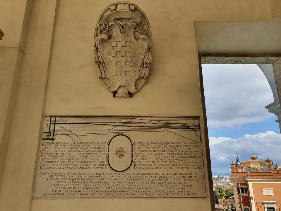 Мраморная карта 1720 года с правами на воду Acqua Vergine и распределением свинцовых труб на стене Fontana dell'Acqua Paola в Риме