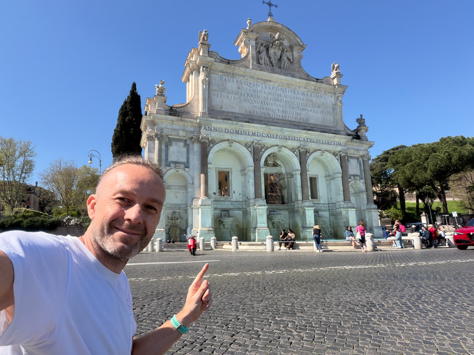 Артур Якуцевич перед Fontana dell'Acqua Paola на холме Яникул в Риме