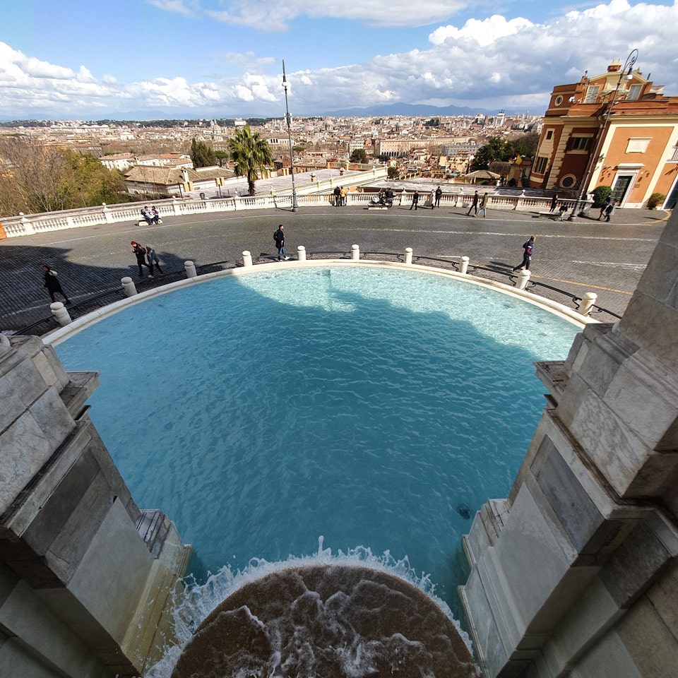 Полукруглый бассейн Fontana dell'Acqua Paola 1690-х годов, вид из ниши фонтана в Риме