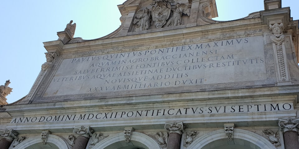 Латинская посвятительная надпись на Fontana dell'Acqua Paola с ошибочным упоминанием Aqua Alsietina и датой 1612 года