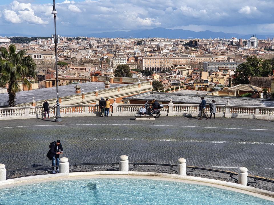Панорама Рима с террасы Fontana dell'Acqua Paola на холме Яникул, где на горизонте видны купол Пантеона и две башни Trinità dei Monti