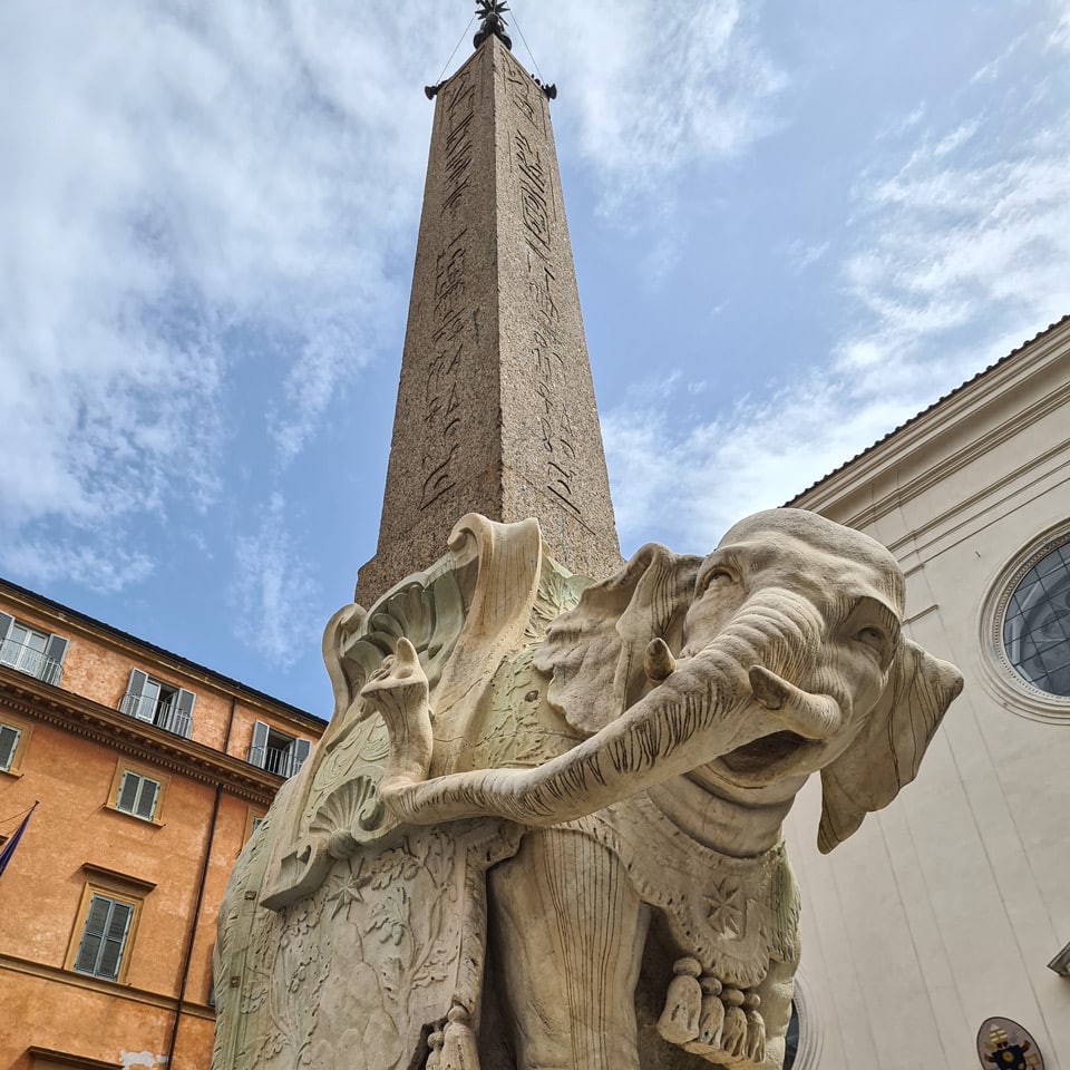 Слон Бернини с обелиском Минервы на Piazza della Minerva в Риме