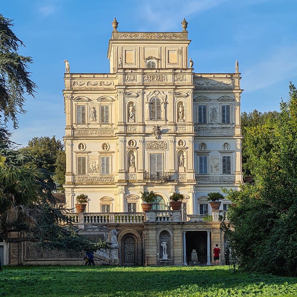 Украшенный главный фасад Casino del Bel Respiro на вилле Дориа-Памфили