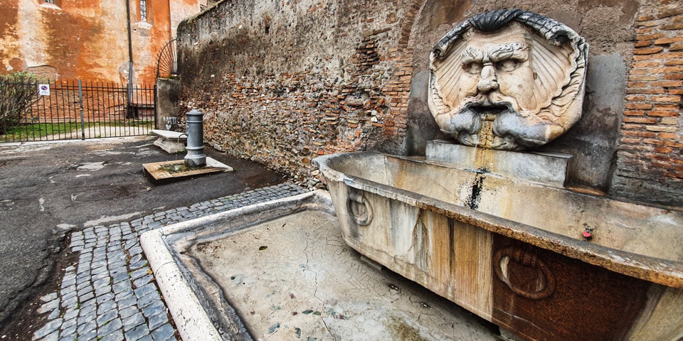Питьевой фонтанчик рядом с Fontana del Mascherone di Santa Sabina, Рим