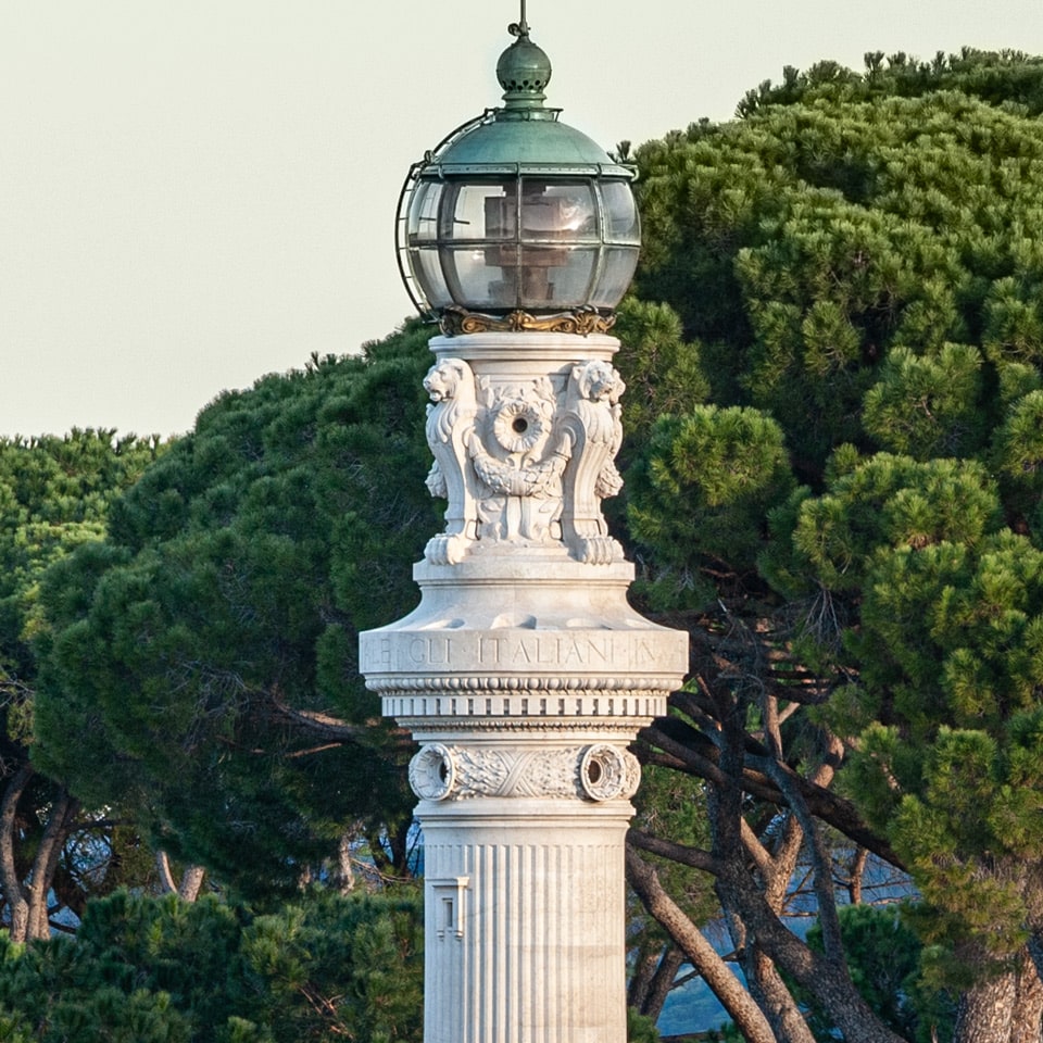 Фонарь и резные львиные головы на Faro del Gianicolo в Риме