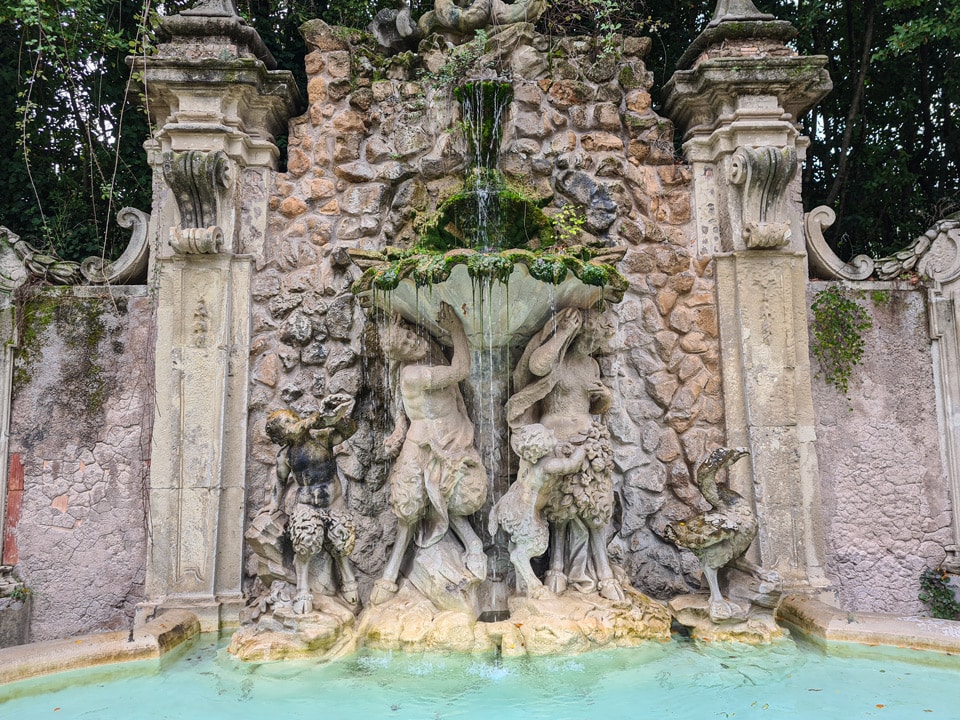 Сатиры и юные сатиры поддерживают огромную раковину на Fontana dei Satiri на вилле Шарра