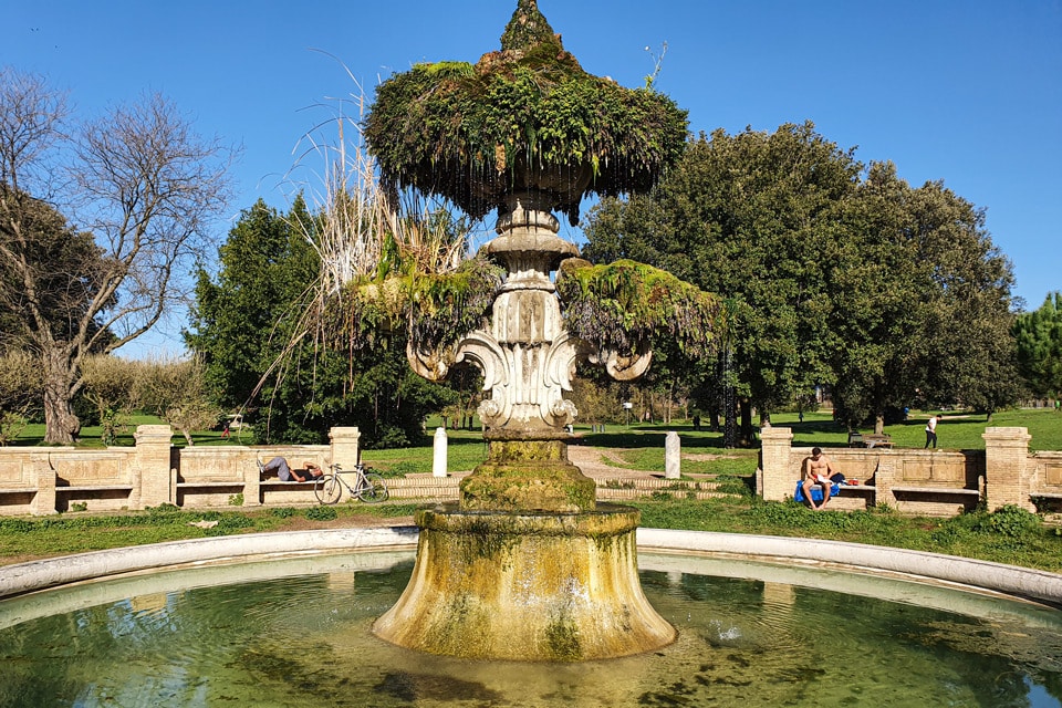 Fontana del Giglio на вилле Дориа-Памфили в солнечный зимний день