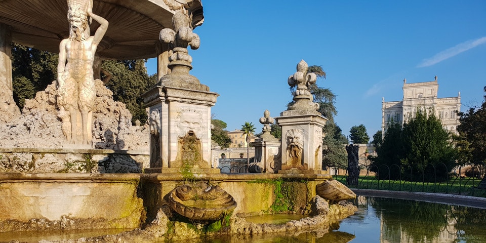 Фигуры, маски с водными струями и лилии Памфили в оформлении Fontana del Putto