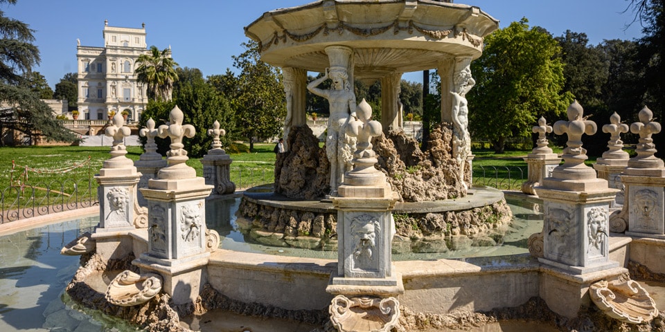 Fontana del Putto в Giardino del Teatro на фоне Casino del Bel Respiro