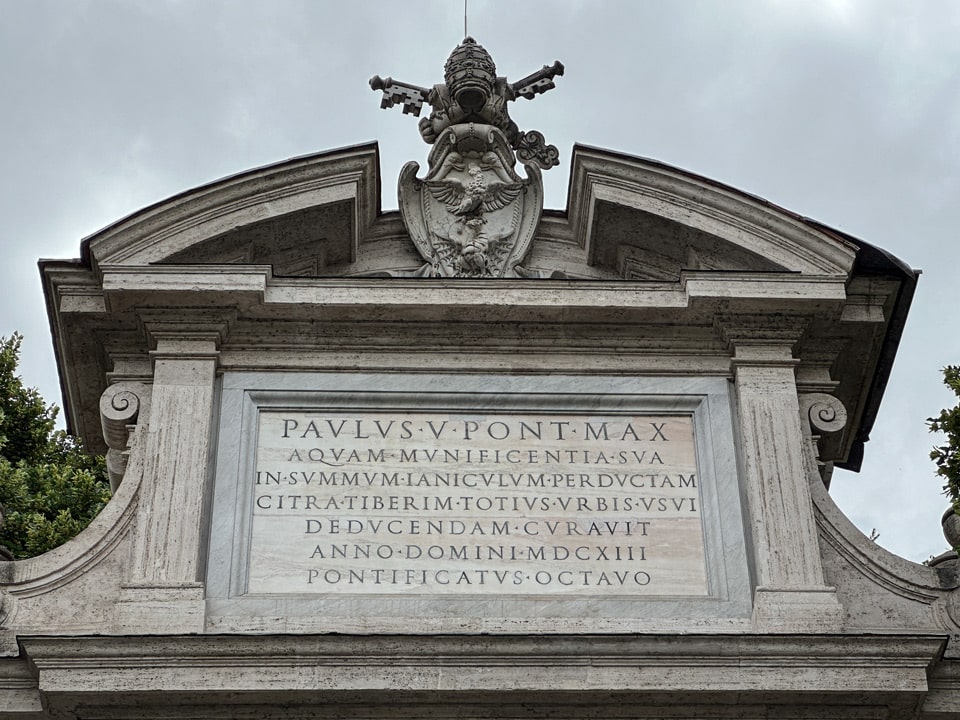 Латинская надпись папы Павла V 1613 года на Fontanone di Ponte Sisto на Piazza Trilussa в Риме