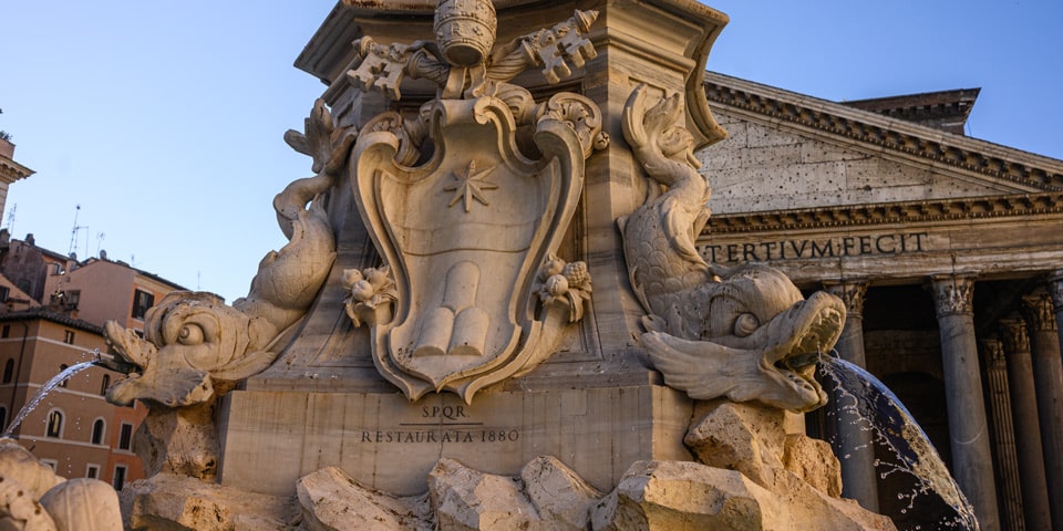 Герб Климента XI и надпись SPQR Restaurata 1880 на фонтане перед Пантеоном Герб Климента XI и надпись SPQR Restaurata 1880 на фонтане перед Пантеоном