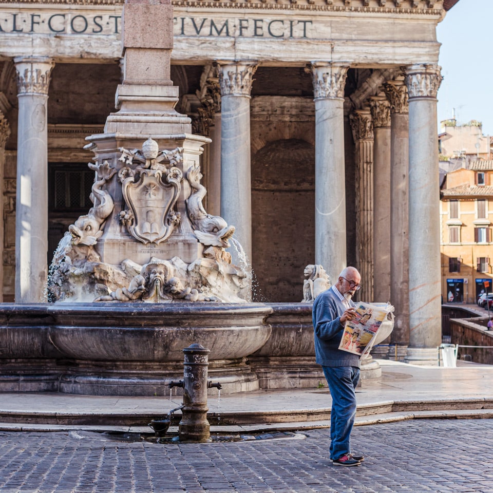 Фонтан перед Пантеоном на Piazza della Rotonda ранним утром Фонтан перед Пантеоном на Piazza della Rotonda ранним утром