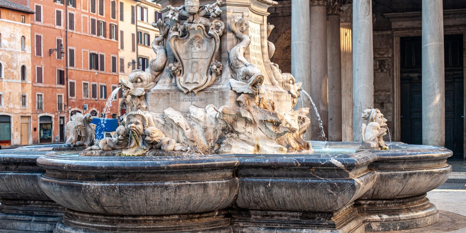 Каменная чаша фонтана перед Пантеоном на Piazza della Rotonda Каменная чаша фонтана перед Пантеоном на Piazza della Rotonda