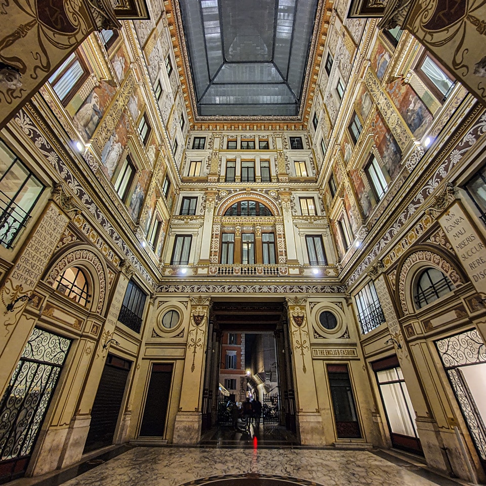 Цитата Вергилия Non ignara mali на колонне в Galleria Sciarra