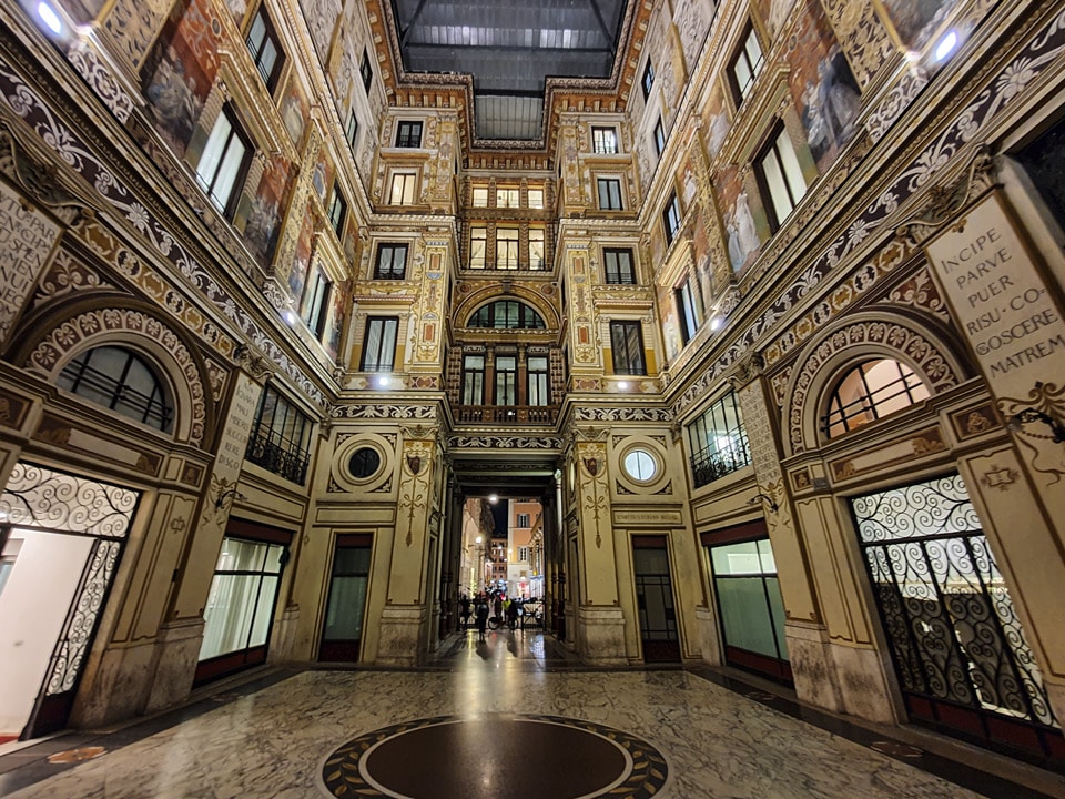 Цитата Вергилия Incipe parve puer на колонне в Galleria Sciarra