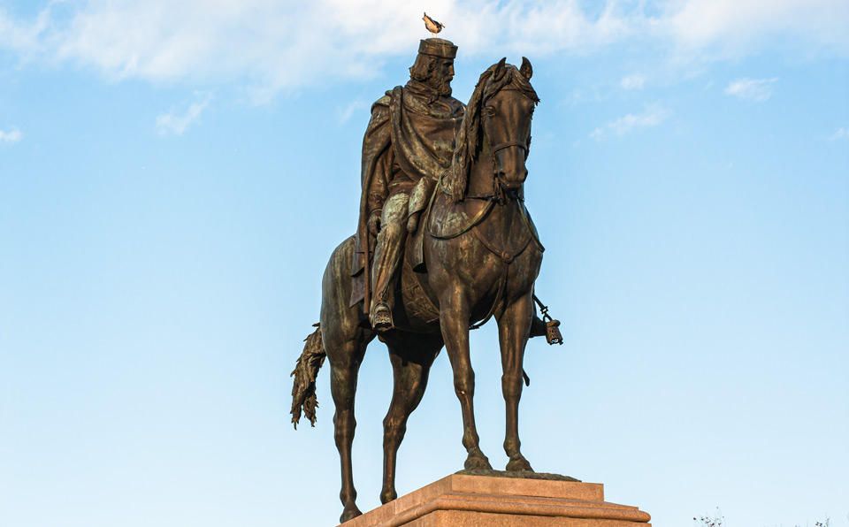 Бронзовый конный памятник Джузеппе Гарибальди в центре Piazzale Garibaldi