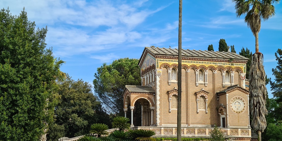 Cappella Doria Pamphilj — семейная погребальная капелла в неосредневековом стиле на вилле Дориа-Памфили