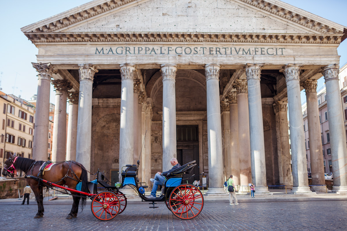 Надпись M AGRIPPA L F COS TERTIVM FECIT на фасаде Пантеона в Риме