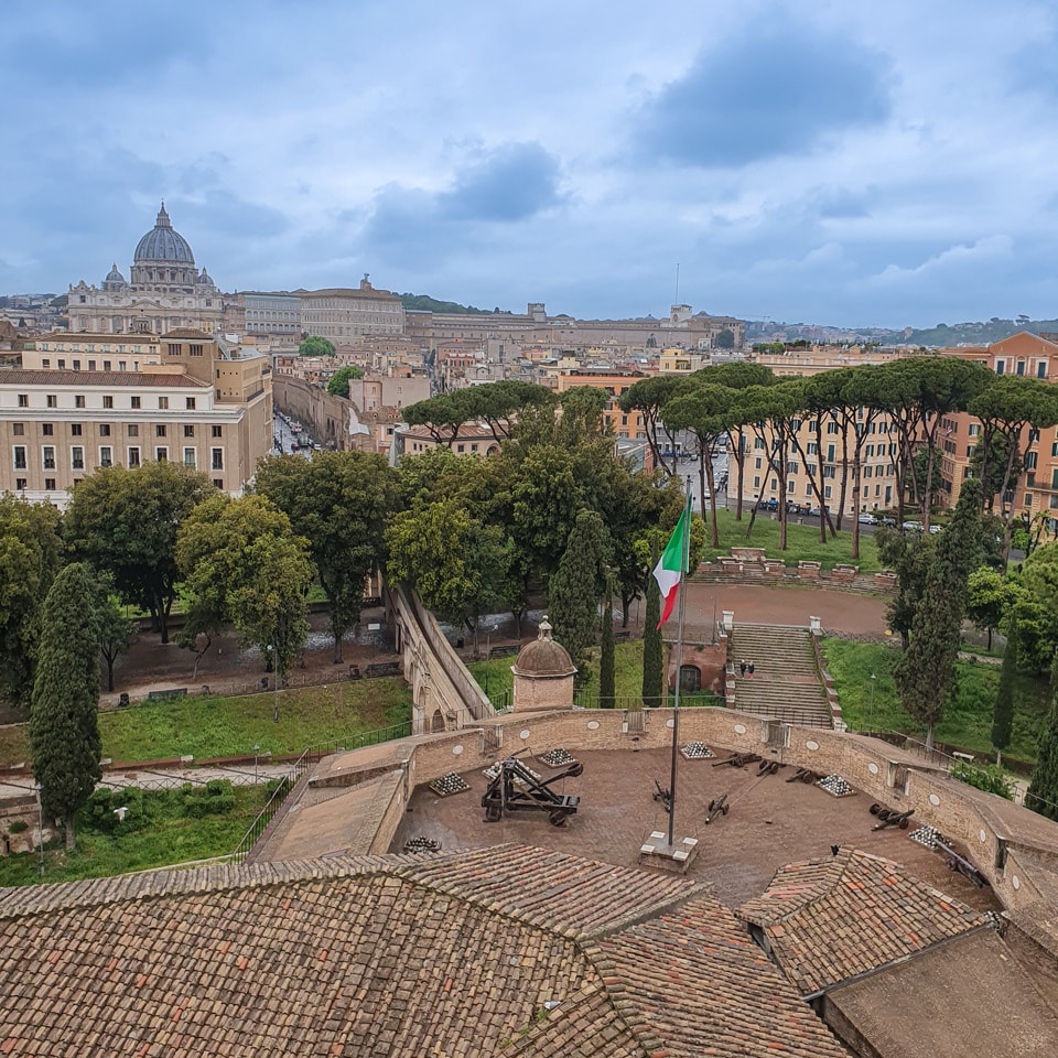 Стена Passetto di Borgo, соединяющая замок Святого Ангела с Ватиканом, вид с террасы замка в Риме