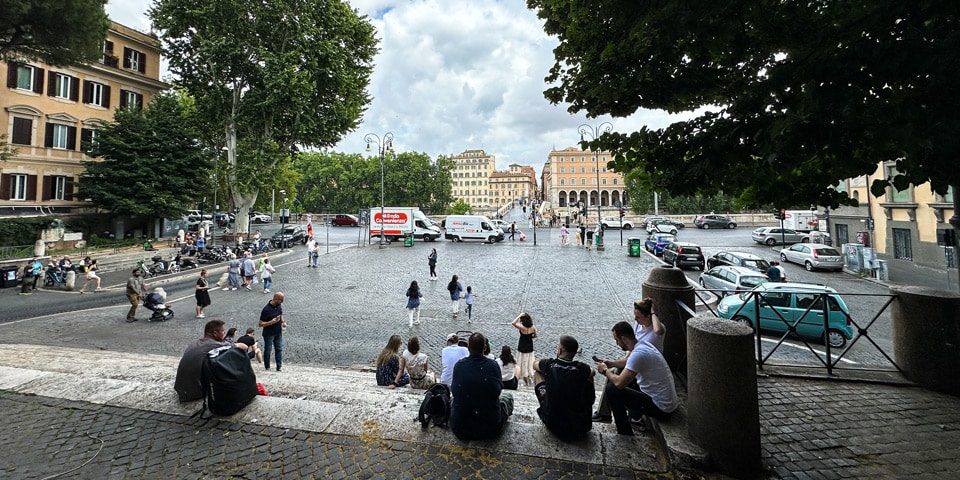Вид со ступеней фонтана на Piazza Trilussa в сторону Ponte Sisto — входа в Trastevere в Риме