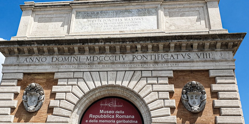 Латинские надписи и папские гербы на Porta San Pancrazio