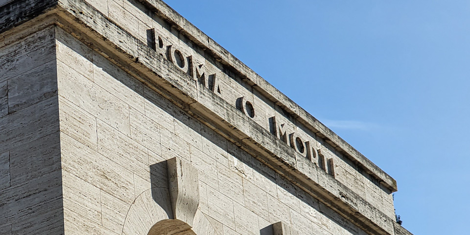 Надпись Roma o Morte, высеченная на травертиновом фасаде мавзолея-оссуария Гарибальди в Риме