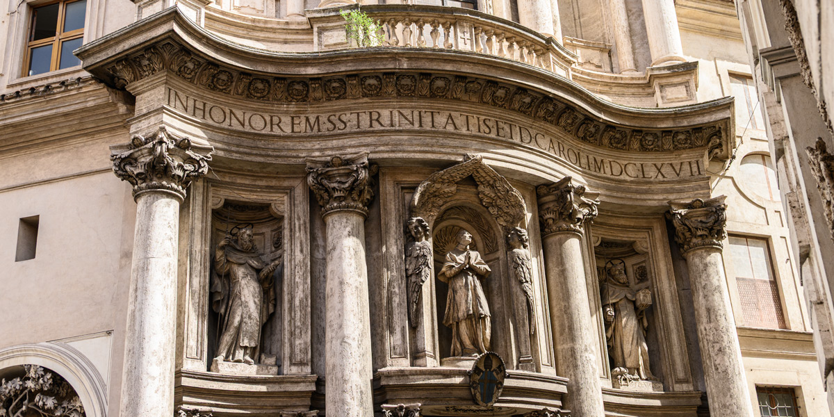 Надпись MDCLXVII, датирующая нижний ярус фасада San Carlo alle Quattro Fontane работы Борромини 1667 годом
