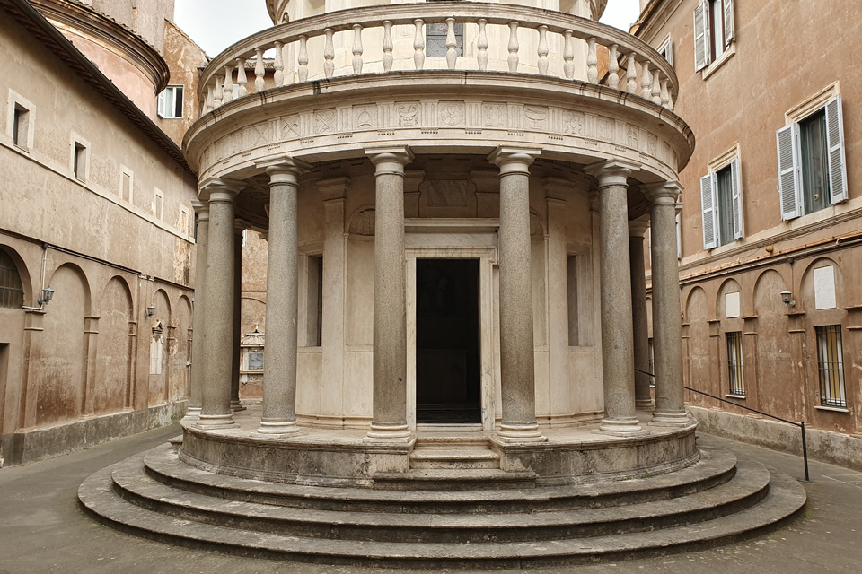 Дорические гранитные колонны и вход в Темпьетто Браманте в San Pietro in Montorio