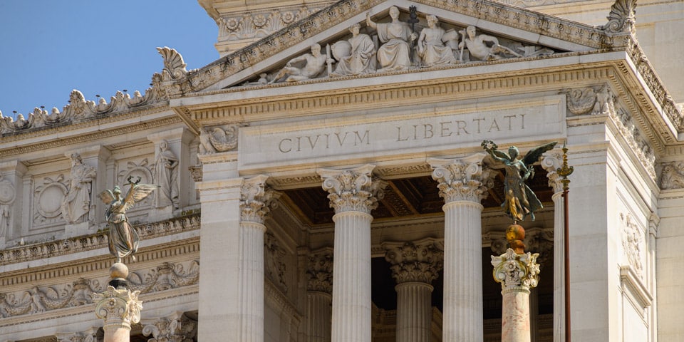 надпись CIVIVM LIBERTATI, Алтарь Отечества, Рим надпись CIVIVM LIBERTATI, Алтарь Отечества, Рим